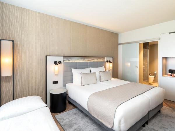 Leonardo Royal Hotel Cologne Bonn Airport : photo 2 de la chambre chambre triple supérieure avec navette aéroport