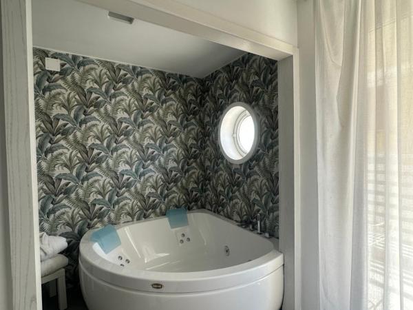Hotel Tasso Suites & Spa : photo 2 de la chambre chambre lit queen-size avec baignoire spa