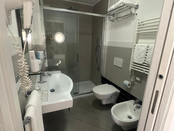 Hotel Tasso Suites & Spa : photo 4 de la chambre chambre lit queen-size avec baignoire spa