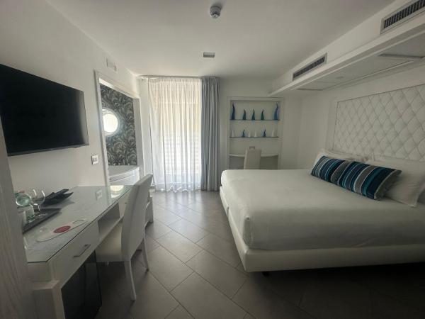 Hotel Tasso Suites & Spa : photo 6 de la chambre chambre lit queen-size avec baignoire spa