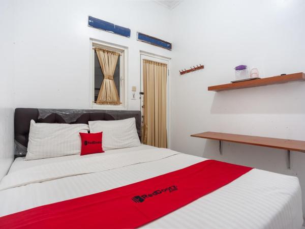 RedDoorz Syariah near PGC Cililitan : photo 1 de la chambre chambre double standard