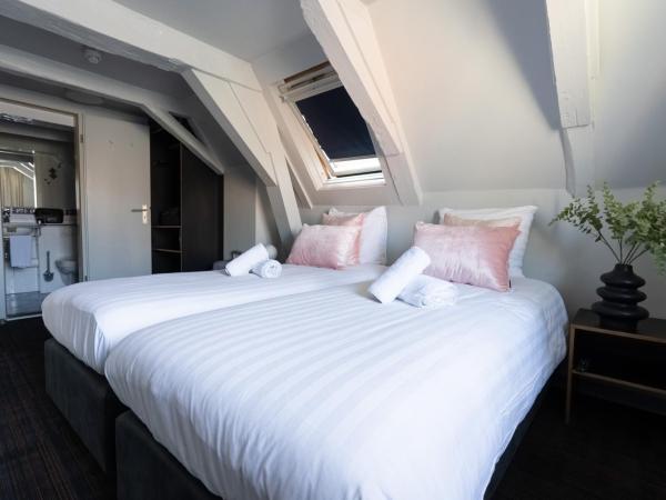 Multatuli Hotel : photo 2 de la chambre chambre lits jumeaux