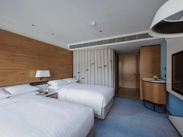 Hong Kong Ocean Park Marriott Hotel : photo 2 de la chambre chambre premier avec 2 lits doubles - vue sur piscine