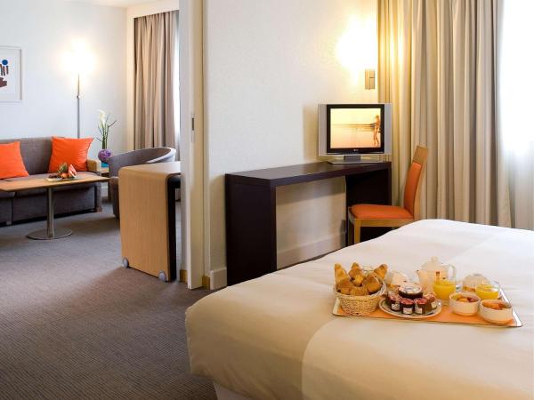Novotel Belfort Centre Atria : photo 2 de la chambre suite avec 1 lit double et 1 canapé-lit