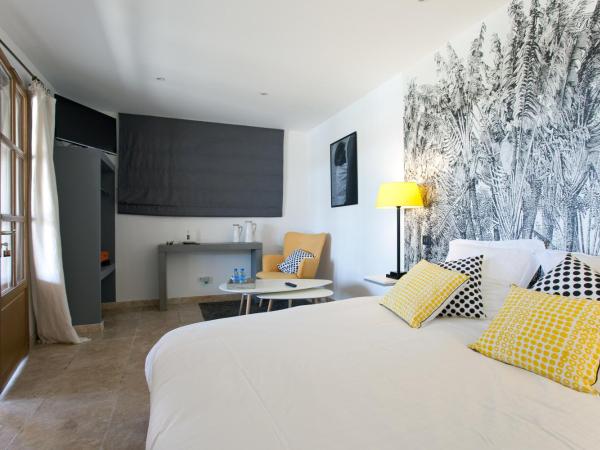 Mas Lou Caloun - Chambre d'Hôte face à la piscine en Camargue - Les Saintes Maries de la Mer : photo 1 de la chambre chambre double - vue sur piscine