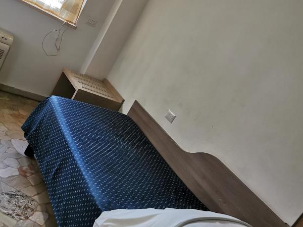 HOTEL BISSI : photo 5 de la chambre chambre simple avec salle de bains privative