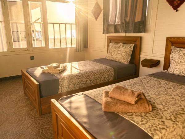 The Rina Hostel : photo 2 de la chambre chambre triple - vue sur mer