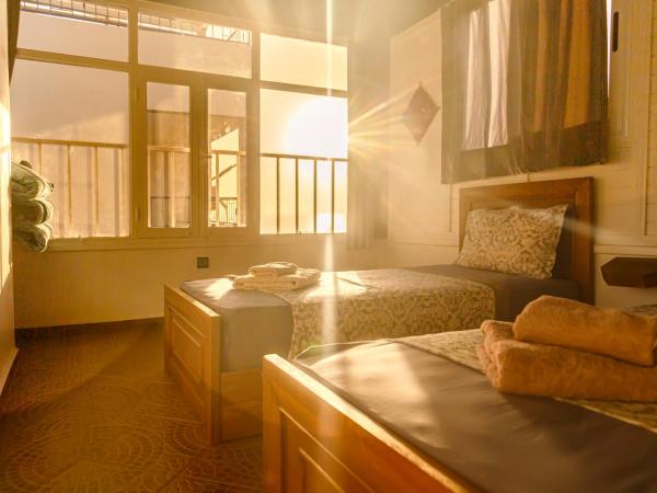 The Rina Hostel : photo 3 de la chambre chambre triple - vue sur mer