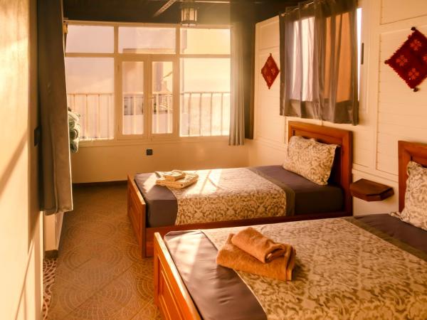 The Rina Hostel : photo 4 de la chambre chambre triple - vue sur mer