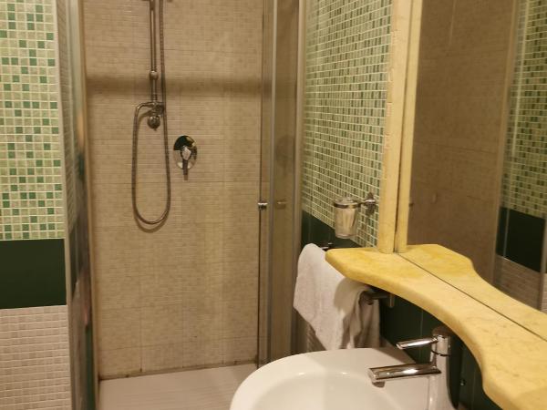 HOTEL BISSI : photo 8 de la chambre chambre double avec salle de bains privative