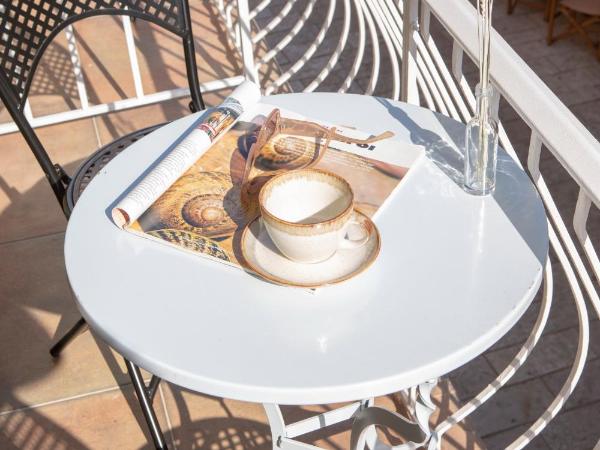 BELLA VITA boutique hotel lefkada : photo 2 de la chambre chambre double deluxe - vue latérale sur mer