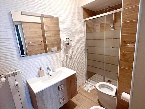 Pisa City Lodge : photo 10 de la chambre chambre triple avec salle de bains privative