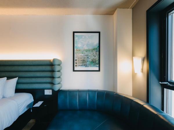 Le Dauphin Montréal Centre-Ville : photo 4 de la chambre chambre lit king-size