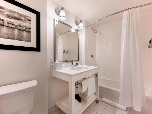 Four Points by Sheraton Kelowna Airport : photo 6 de la chambre chambre 2 lits queen-size