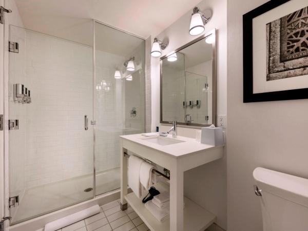 Four Points by Sheraton Kelowna Airport : photo 5 de la chambre chambre lit king-size