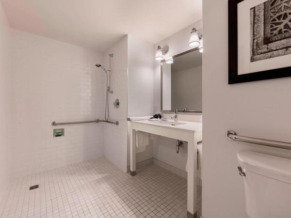 Four Points by Sheraton Kelowna Airport : photo 6 de la chambre chambre lit king-size