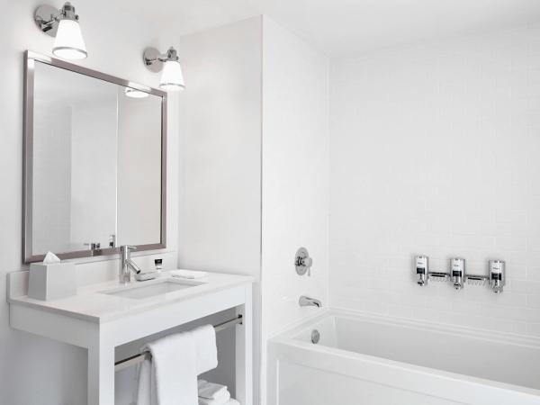 Four Points by Sheraton Kelowna Airport : photo 5 de la chambre suite d’angle 1 chambre 1 lit king-size avec canapé-lit et baignoire spa