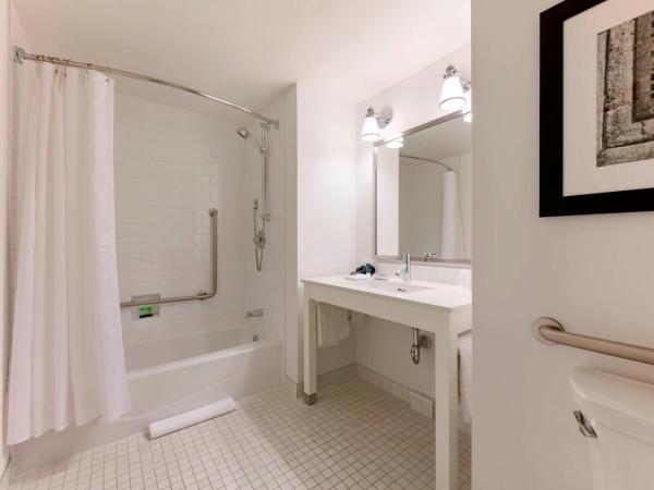 Four Points by Sheraton Kelowna Airport : photo 7 de la chambre chambre lit king-size