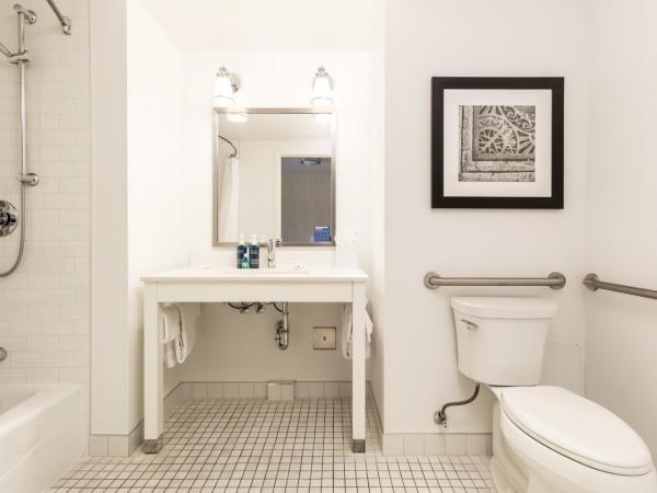 Four Points by Sheraton Kelowna Airport : photo 9 de la chambre chambre lit king-size