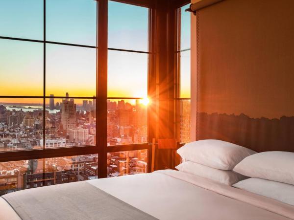 Moxy NYC Chelsea : photo 2 de la chambre chambre lit king-size - vue sur ville