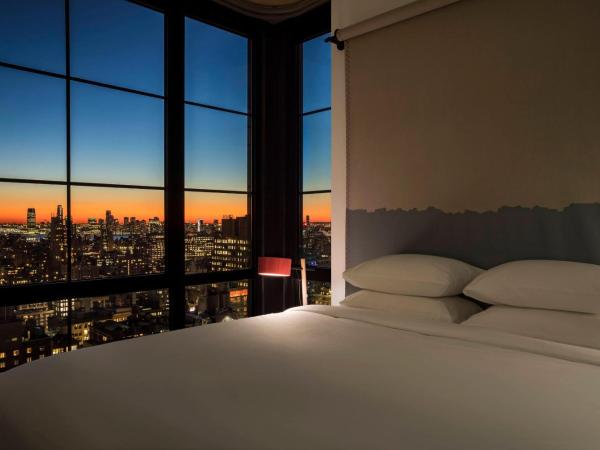 Moxy NYC Chelsea : photo 4 de la chambre chambre lit king-size - vue sur ville