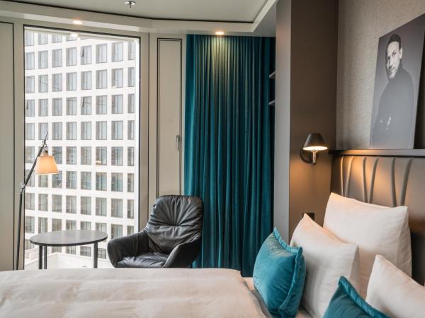 Motel One Berlin-Upper West : photo 10 de la chambre chambre lit king-size - vue sur ville