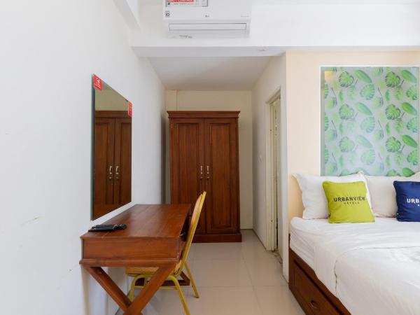 Urbanview Erga Family Residence Syariah Surabaya by RedDoorz : photo 3 de la chambre chambre supérieure lit queen-size