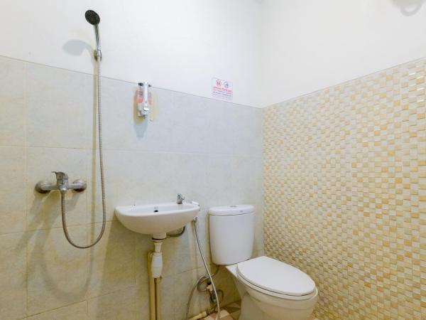 Urbanview Erga Family Residence Syariah Surabaya by RedDoorz : photo 9 de la chambre chambre supérieure lit queen-size