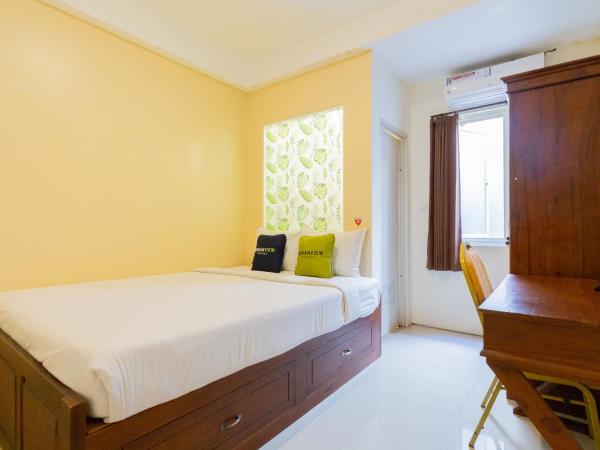 Urbanview Erga Family Residence Syariah Surabaya by RedDoorz : photo 4 de la chambre chambre supérieure lit queen-size