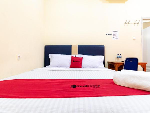 RedDoorz near Kelapa Gading : photo 1 de la chambre chambre double standard