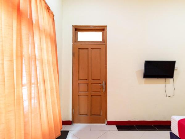 RedDoorz near Kelapa Gading : photo 4 de la chambre chambre double standard