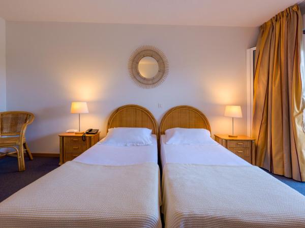 Hotel Le Tilbury : photo 9 de la chambre chambre double ou lits jumeaux - vue sur piscine
