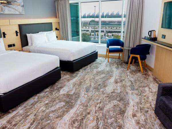 Holiday Inn Express Dubai Airport, an IHG Hotel : photo 3 de la chambre chambre lit king-size avec canapé-lit