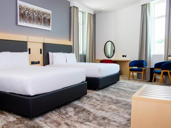 Holiday Inn Express Dubai Airport, an IHG Hotel : photo 2 de la chambre chambre lit king-size avec canapé-lit