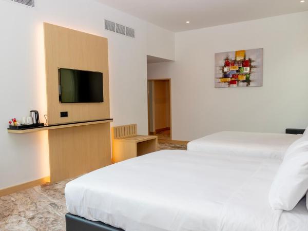 Holiday Inn Express Dubai Airport, an IHG Hotel : photo 4 de la chambre chambre lit king-size avec canapé-lit