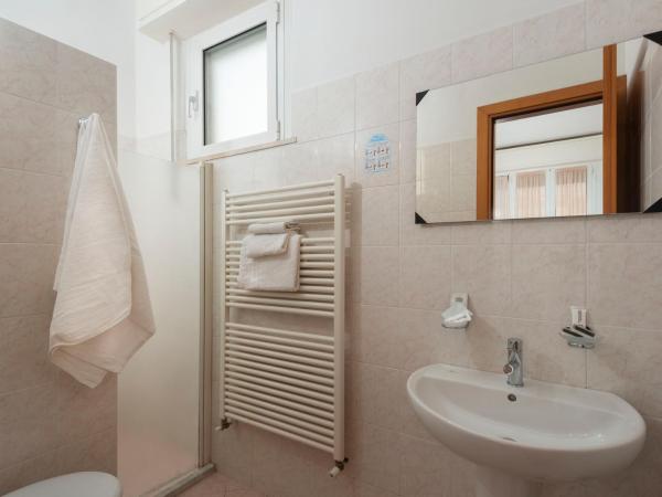 Hotel Petrarca : photo 1 de la chambre chambre triple avec balcon