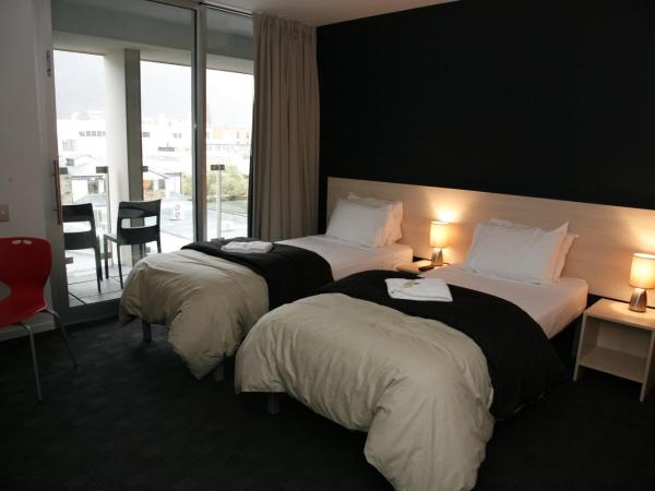 Nomads Queenstown Hostel : photo 5 de la chambre king or twin room with private bathroom and shared balcony - gondola view