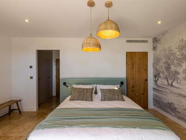 Le Refuge - Gigaro Lodges : photo 2 de la chambre chambre lit king-size - vue sur mer