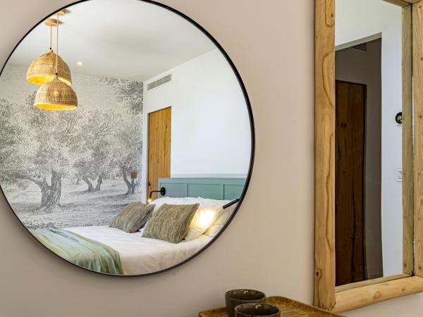 Le Refuge - Gigaro Lodges : photo 1 de la chambre chambre lit king-size - vue sur mer