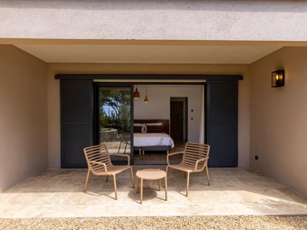 Le Refuge - Gigaro Lodges : photo 2 de la chambre chambre lit king-size - vue sur mer