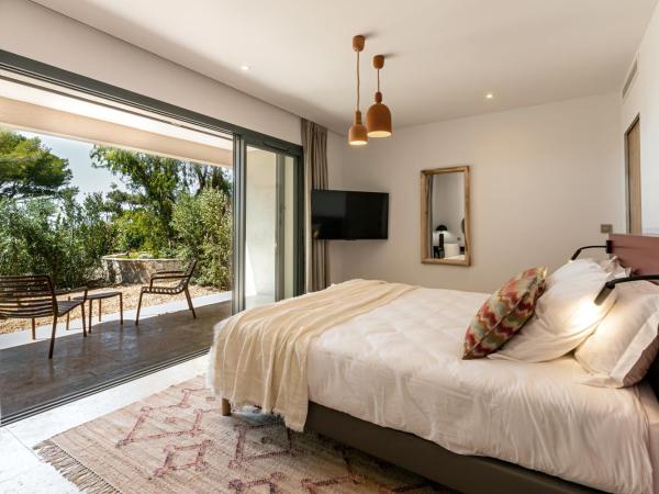 Le Refuge - Gigaro Lodges : photo 4 de la chambre chambre lit king-size - vue sur mer