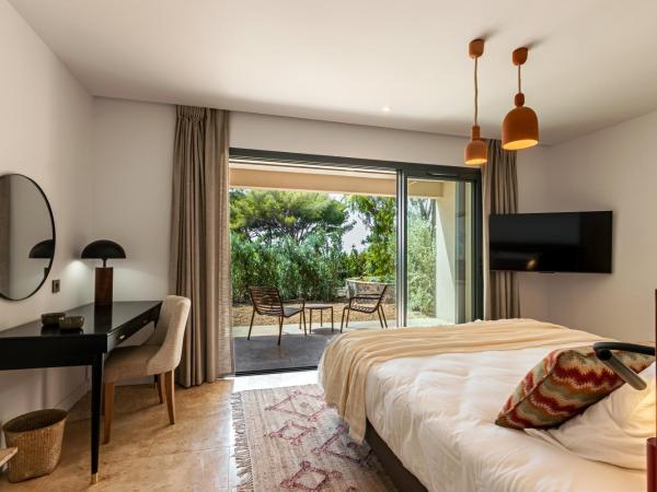 Le Refuge - Gigaro Lodges : photo 3 de la chambre chambre lit king-size - vue sur mer