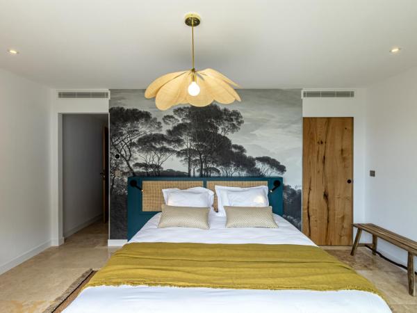 Le Refuge - Gigaro Lodges : photo 3 de la chambre chambre lit queen-size - vue sur mer