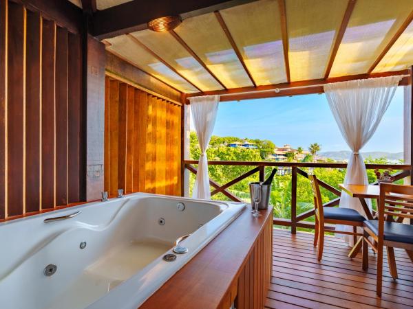 Pousada Santorini : photo 4 de la chambre chambre double avec baignoire spa