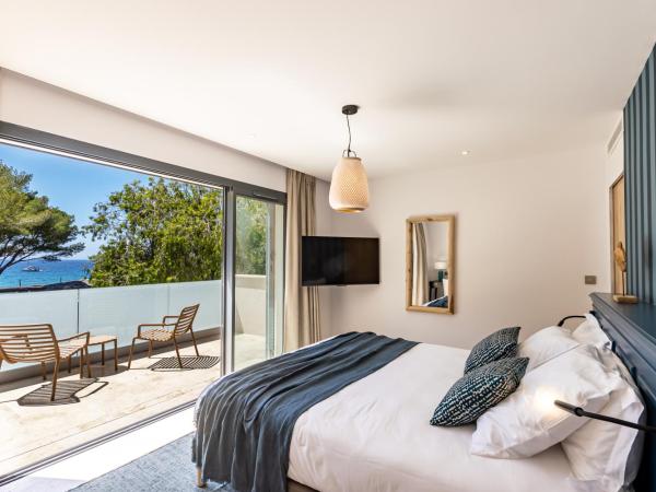 Le Refuge - Gigaro Lodges : photo 1 de la chambre chambre lit king-size - vue sur mer