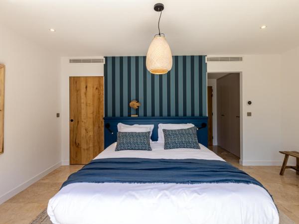 Le Refuge - Gigaro Lodges : photo 4 de la chambre chambre lit king-size - vue sur mer