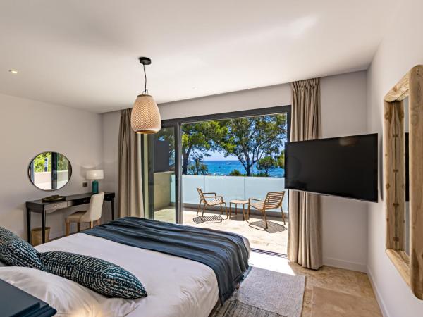 Le Refuge - Gigaro Lodges : photo 3 de la chambre chambre lit king-size - vue sur mer