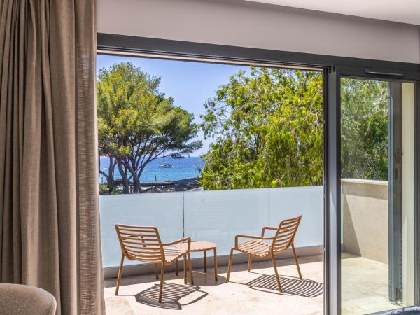 Le Refuge - Gigaro Lodges : photo 2 de la chambre chambre lit king-size - vue sur mer