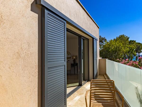 Le Refuge - Gigaro Lodges : photo 2 de la chambre chambre lit king-size - vue sur mer