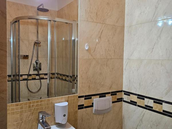 Prudentia Residence Qulturalna : photo 1 de la chambre chambre double ou lits jumeaux avec douche